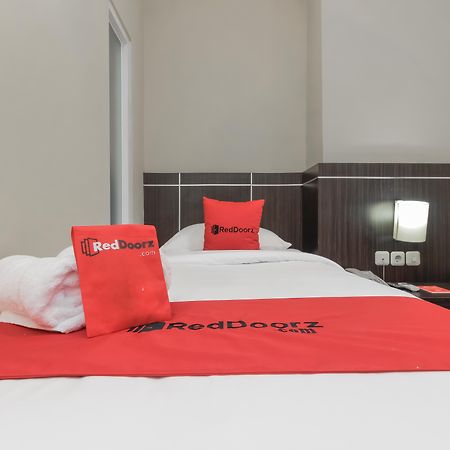 Reddoorz Plus @ Thamrin Джакарта Экстерьер фото