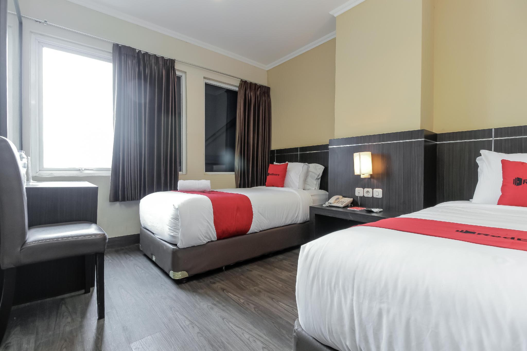 Reddoorz Plus @ Thamrin Джакарта Экстерьер фото