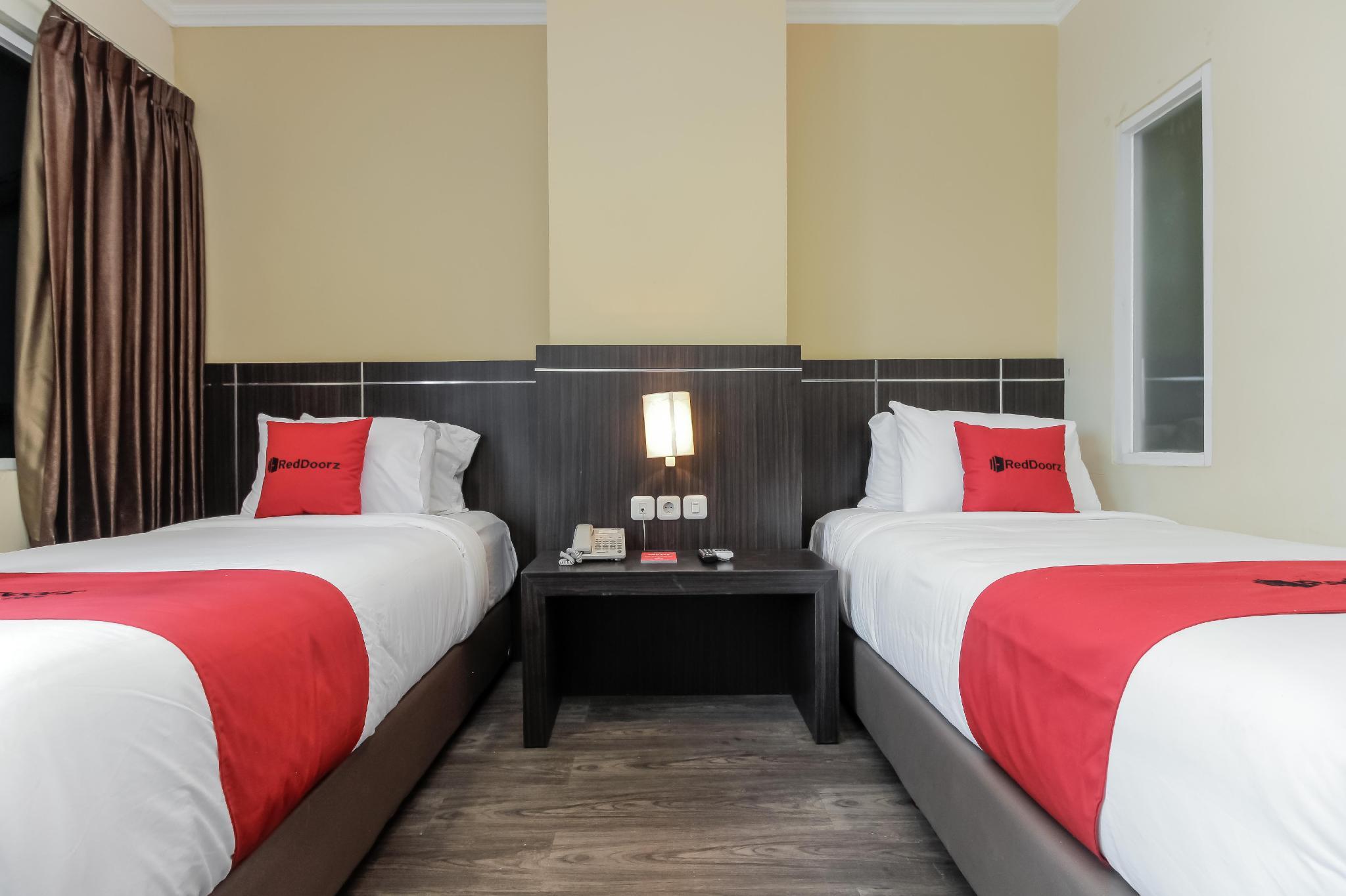 Reddoorz Plus @ Thamrin Джакарта Экстерьер фото