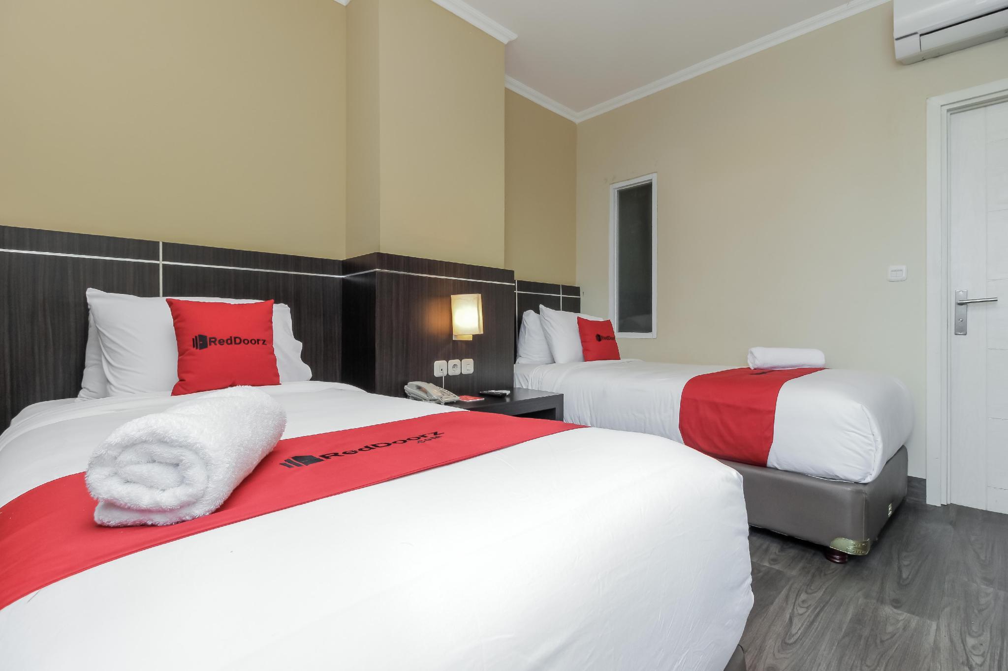 Reddoorz Plus @ Thamrin Джакарта Экстерьер фото