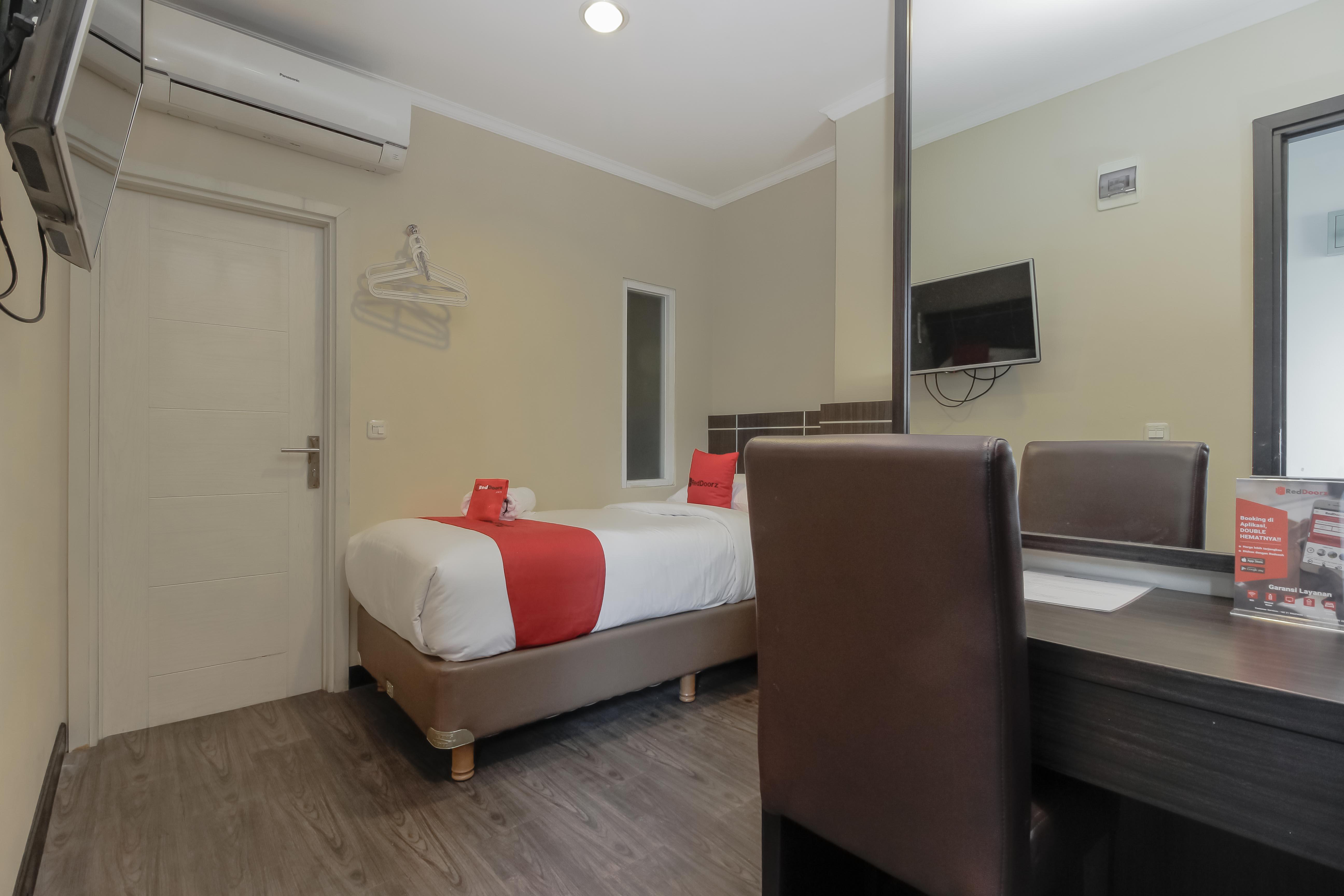 Reddoorz Plus @ Thamrin Джакарта Экстерьер фото
