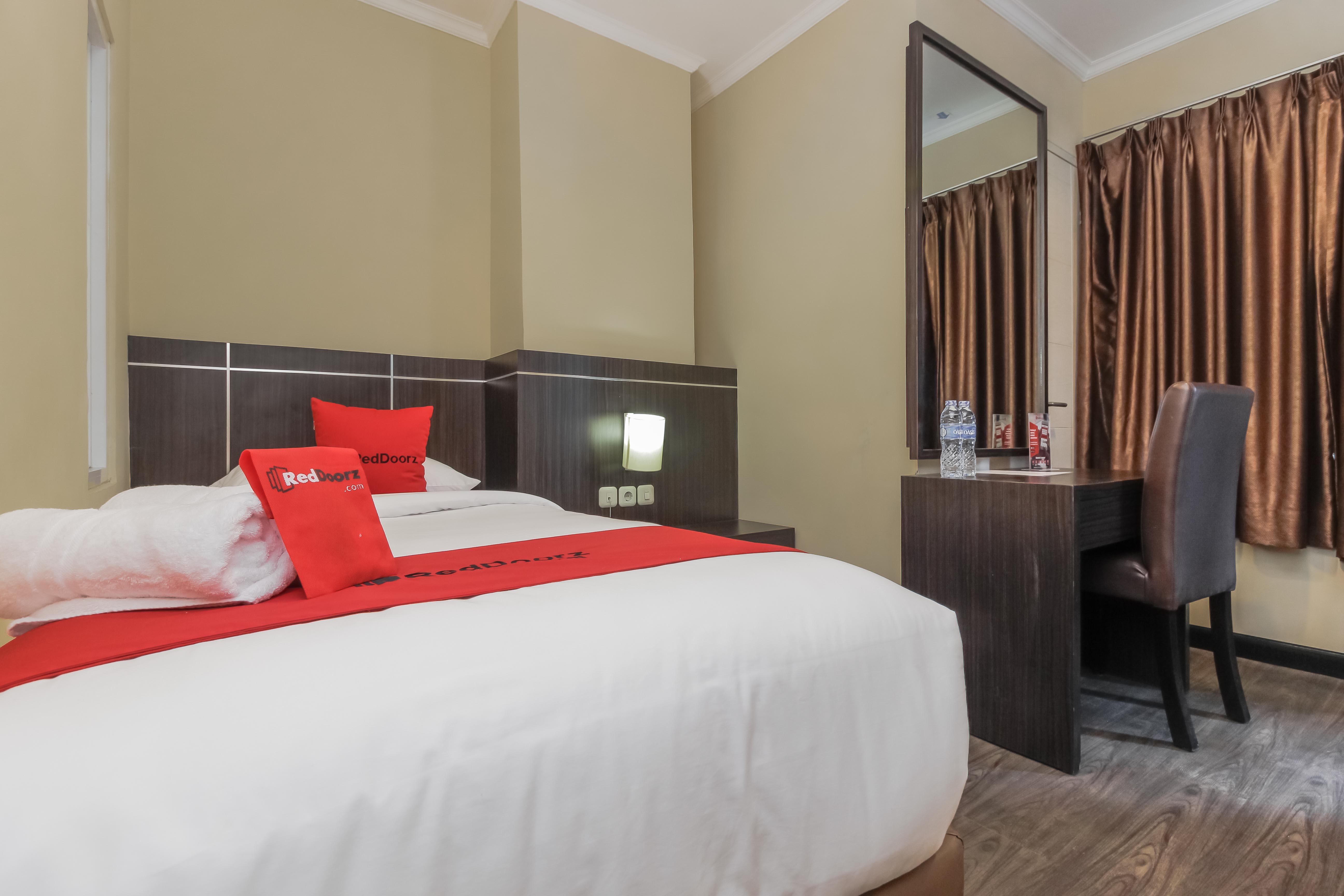Reddoorz Plus @ Thamrin Джакарта Экстерьер фото