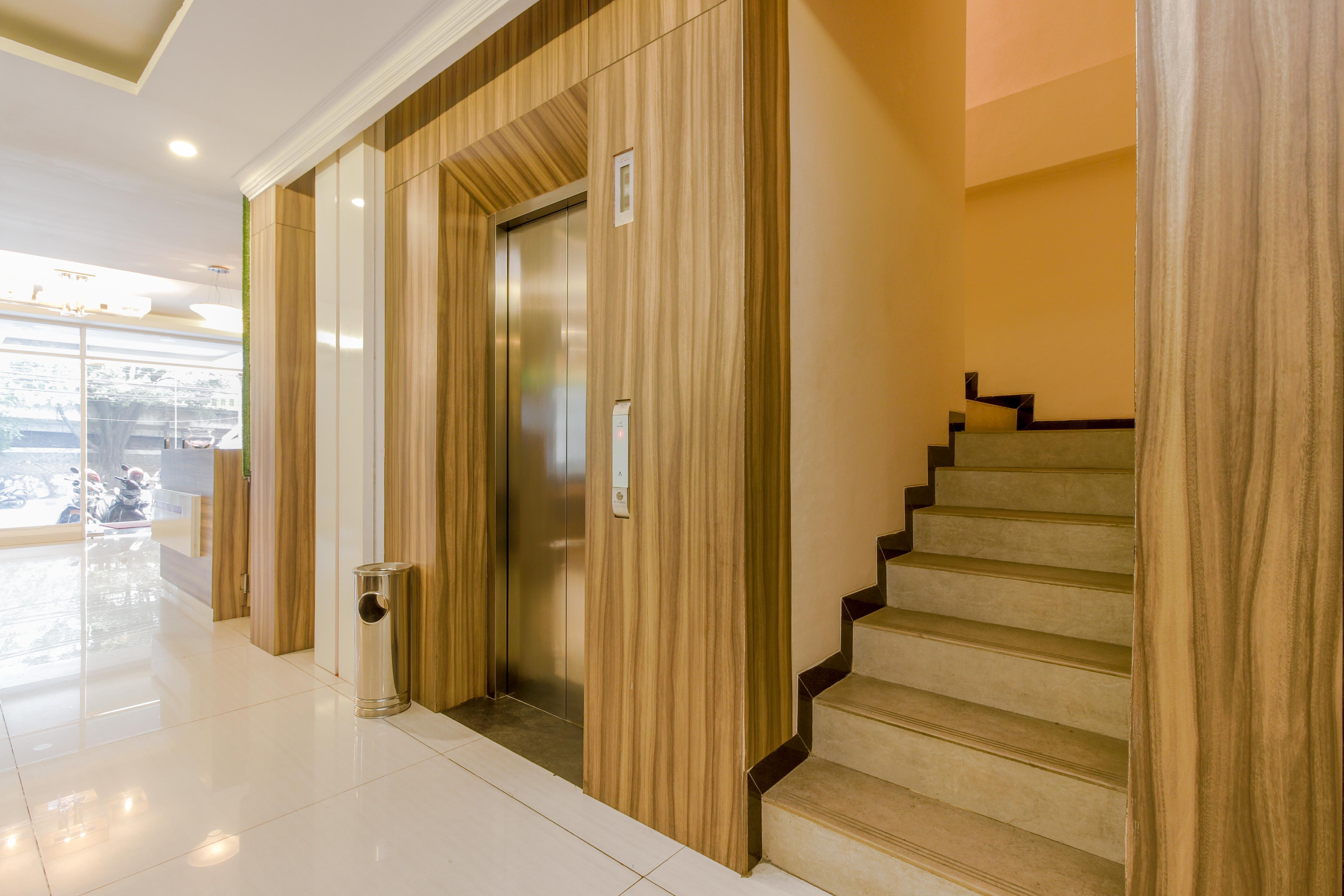 Reddoorz Plus @ Thamrin Джакарта Экстерьер фото