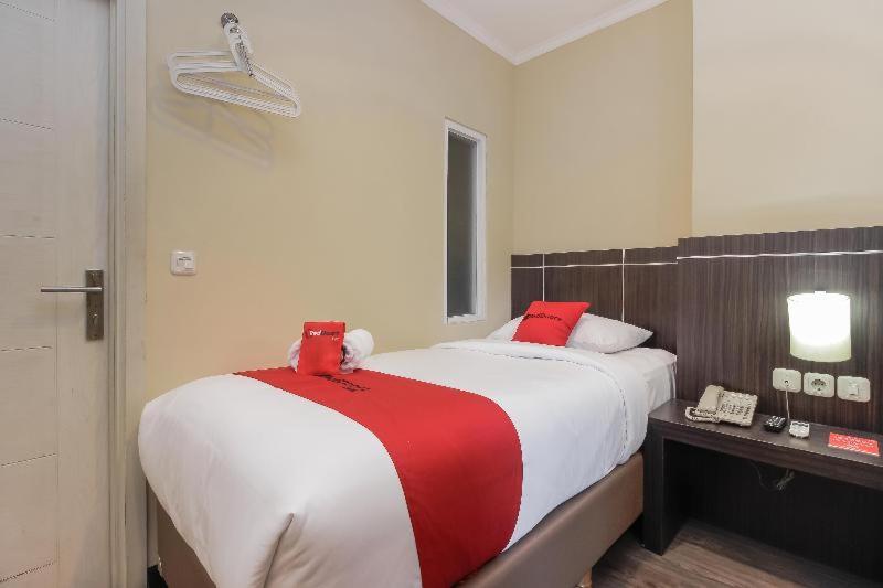 Reddoorz Plus @ Thamrin Джакарта Номер фото