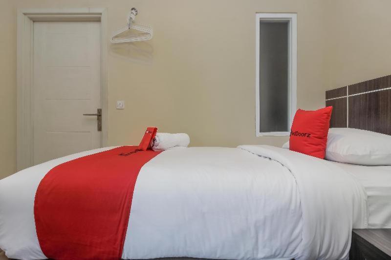 Reddoorz Plus @ Thamrin Джакарта Номер фото