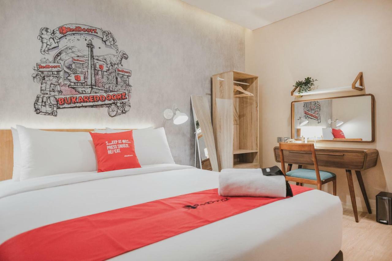 Reddoorz Plus @ Thamrin Джакарта Экстерьер фото