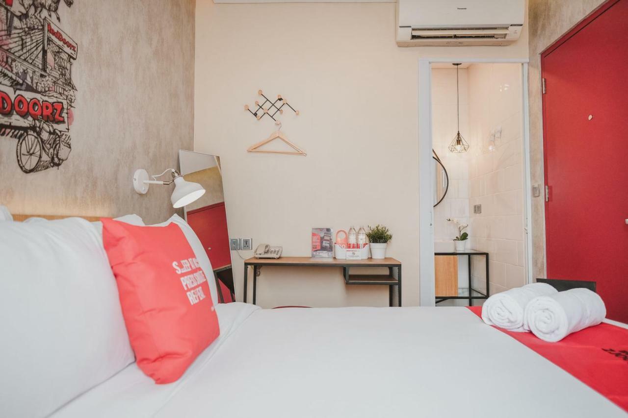 Reddoorz Plus @ Thamrin Джакарта Экстерьер фото