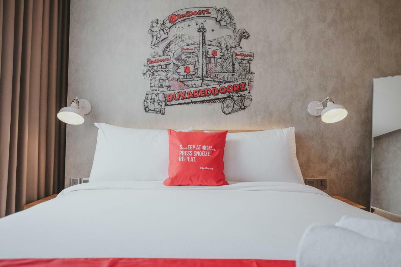 Reddoorz Plus @ Thamrin Джакарта Экстерьер фото