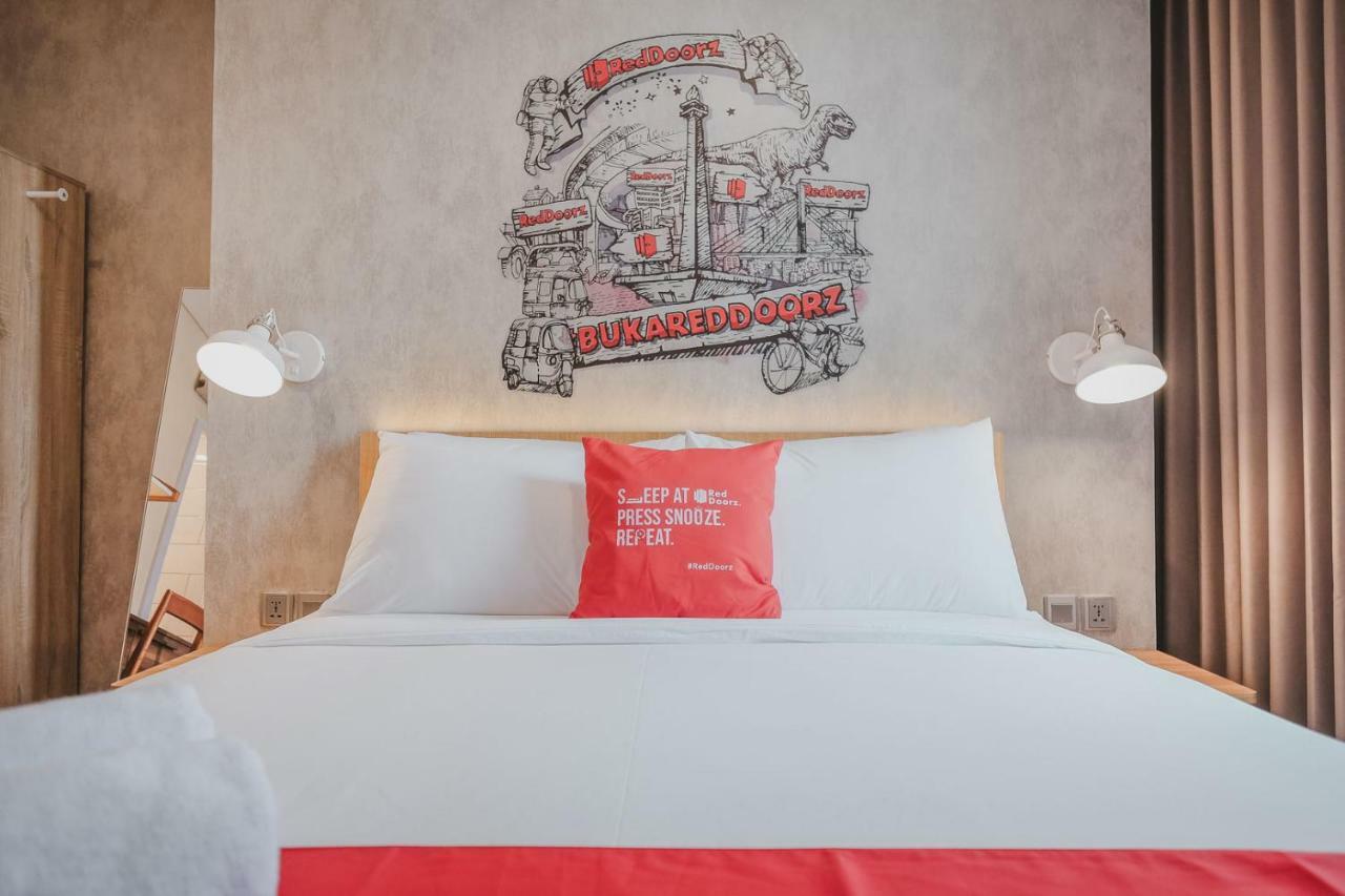 Reddoorz Plus @ Thamrin Джакарта Экстерьер фото