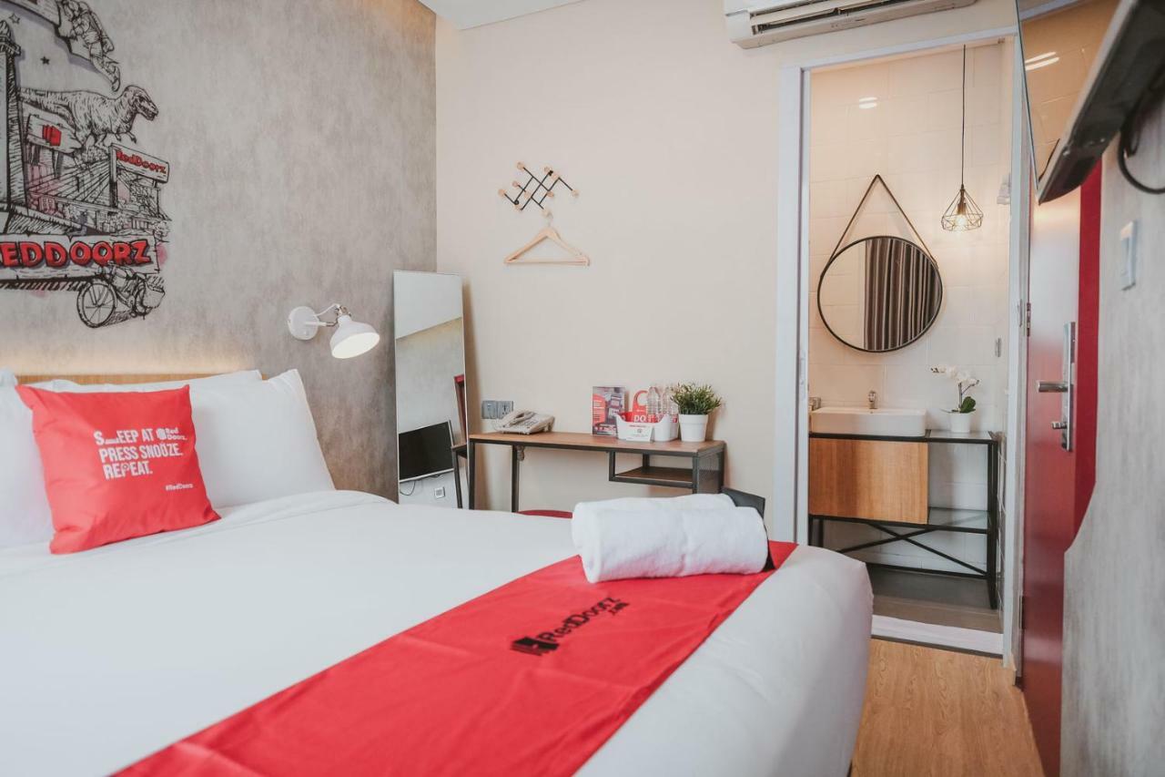 Reddoorz Plus @ Thamrin Джакарта Экстерьер фото