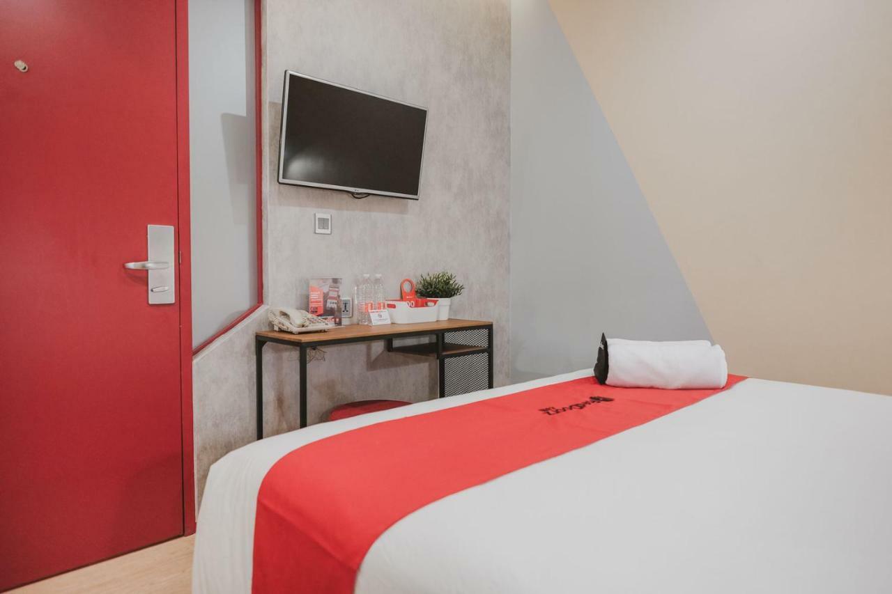 Reddoorz Plus @ Thamrin Джакарта Экстерьер фото