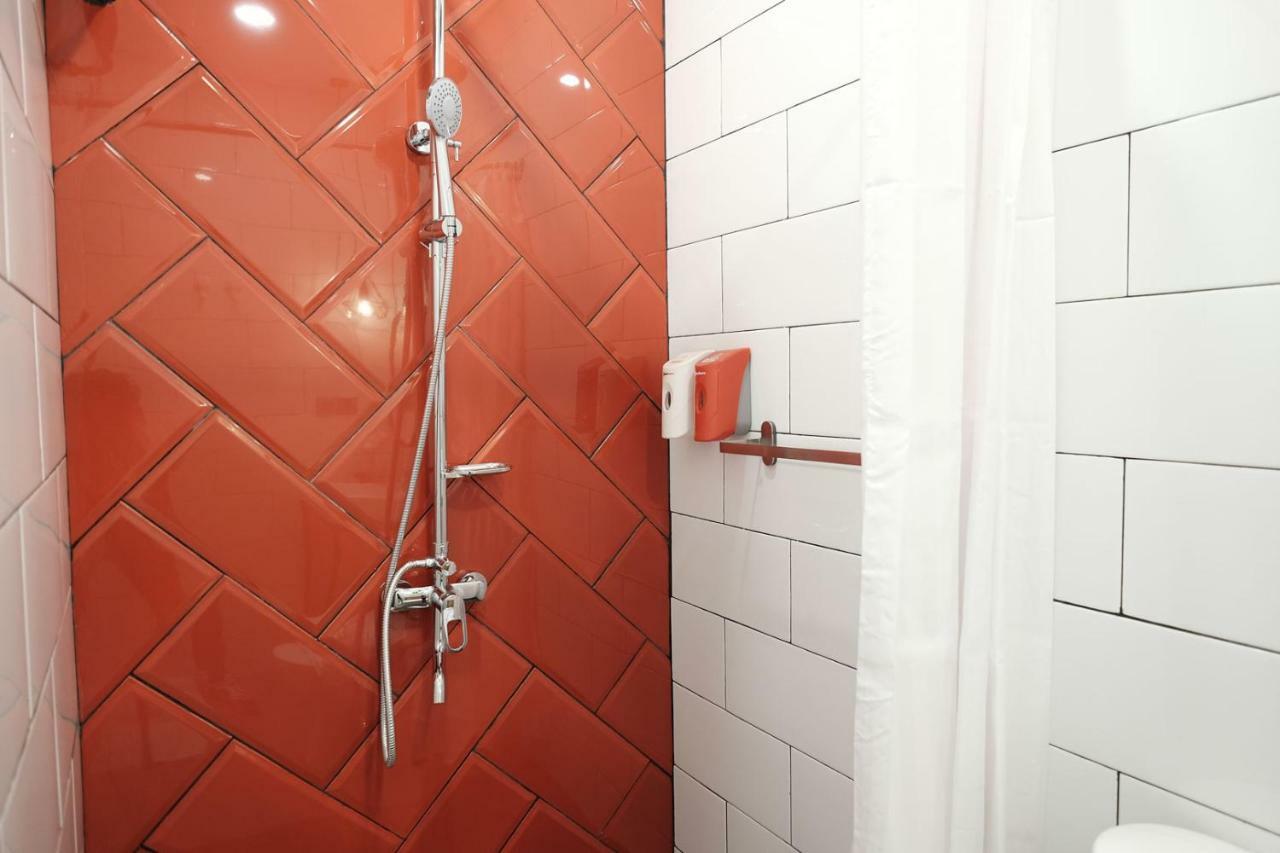 Reddoorz Plus @ Thamrin Джакарта Экстерьер фото