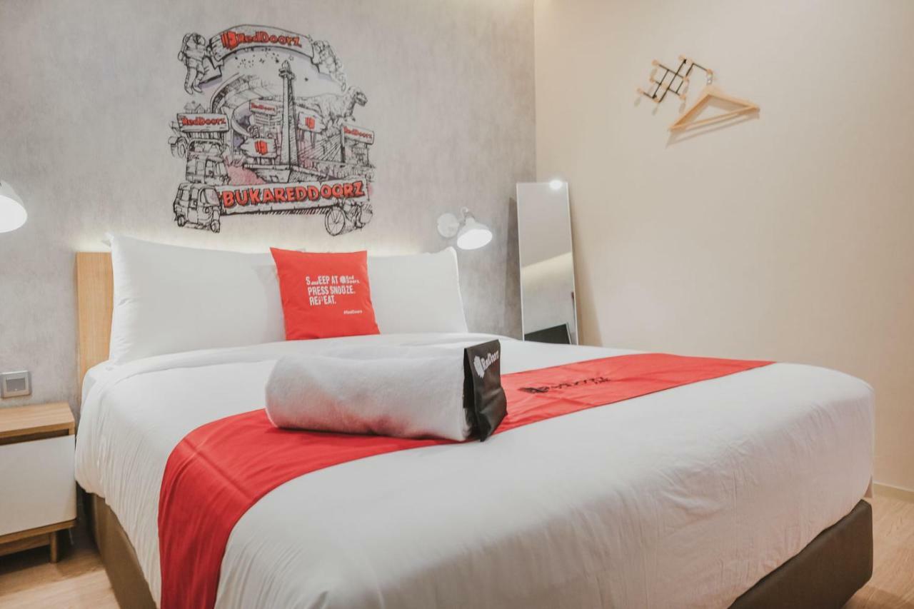 Reddoorz Plus @ Thamrin Джакарта Экстерьер фото