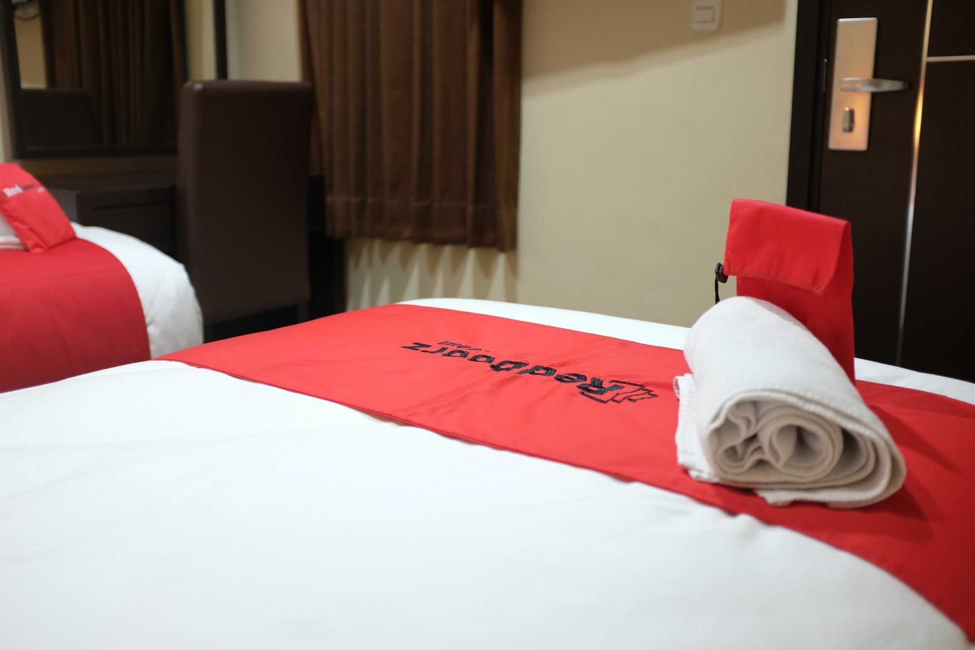 Reddoorz Plus @ Thamrin Джакарта Экстерьер фото