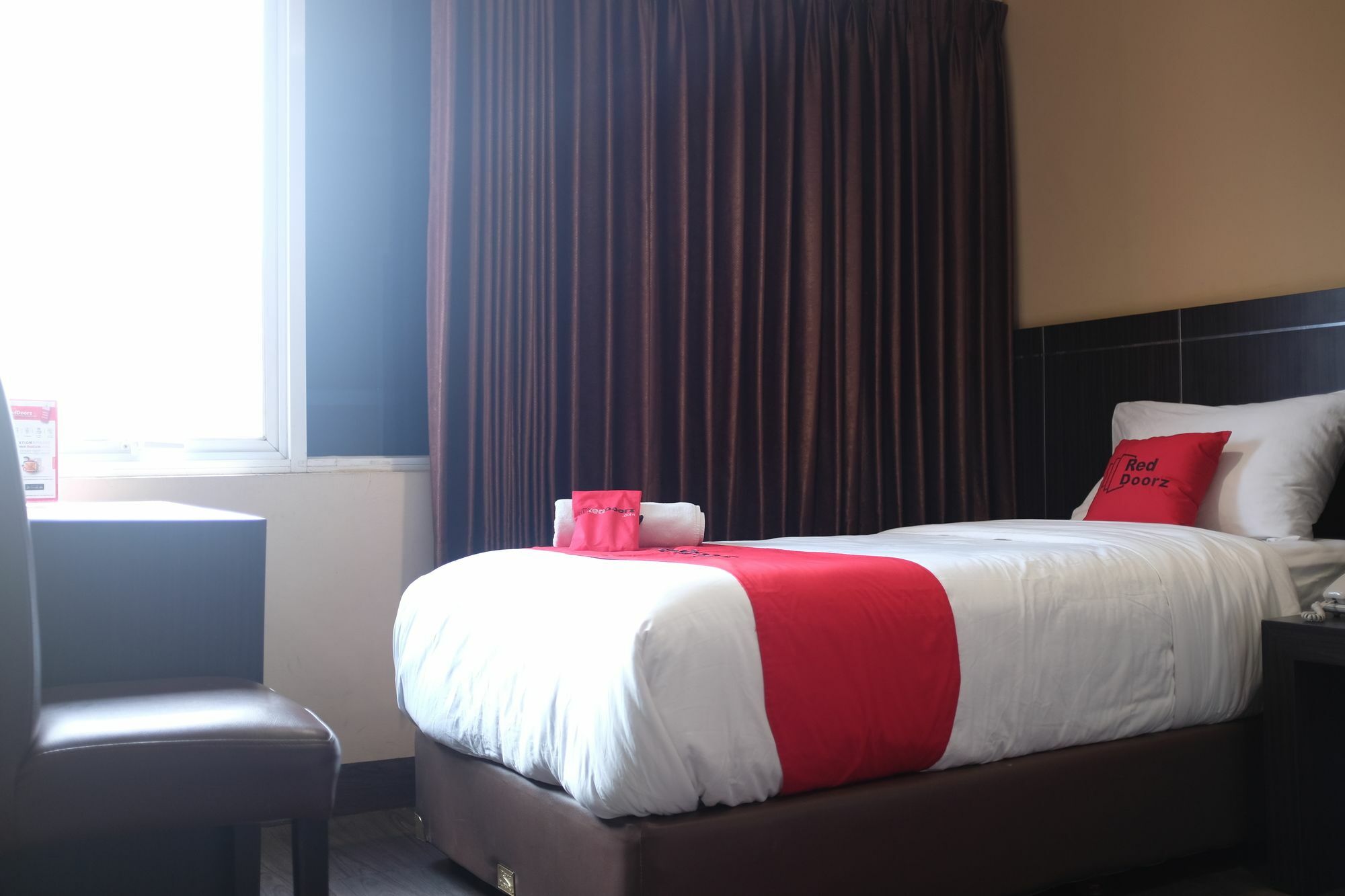 Reddoorz Plus @ Thamrin Джакарта Экстерьер фото